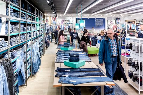 Colin's opens a new store in Iulius Mall in Cluj.